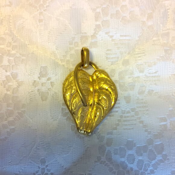 VTG Gold Tone Charm Vintage Leaf Floral Pendant - Picture 2 of 9